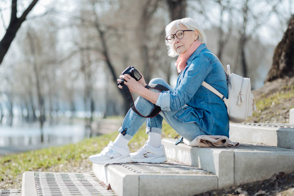 Seniorka w parku w sportowym obuwiu