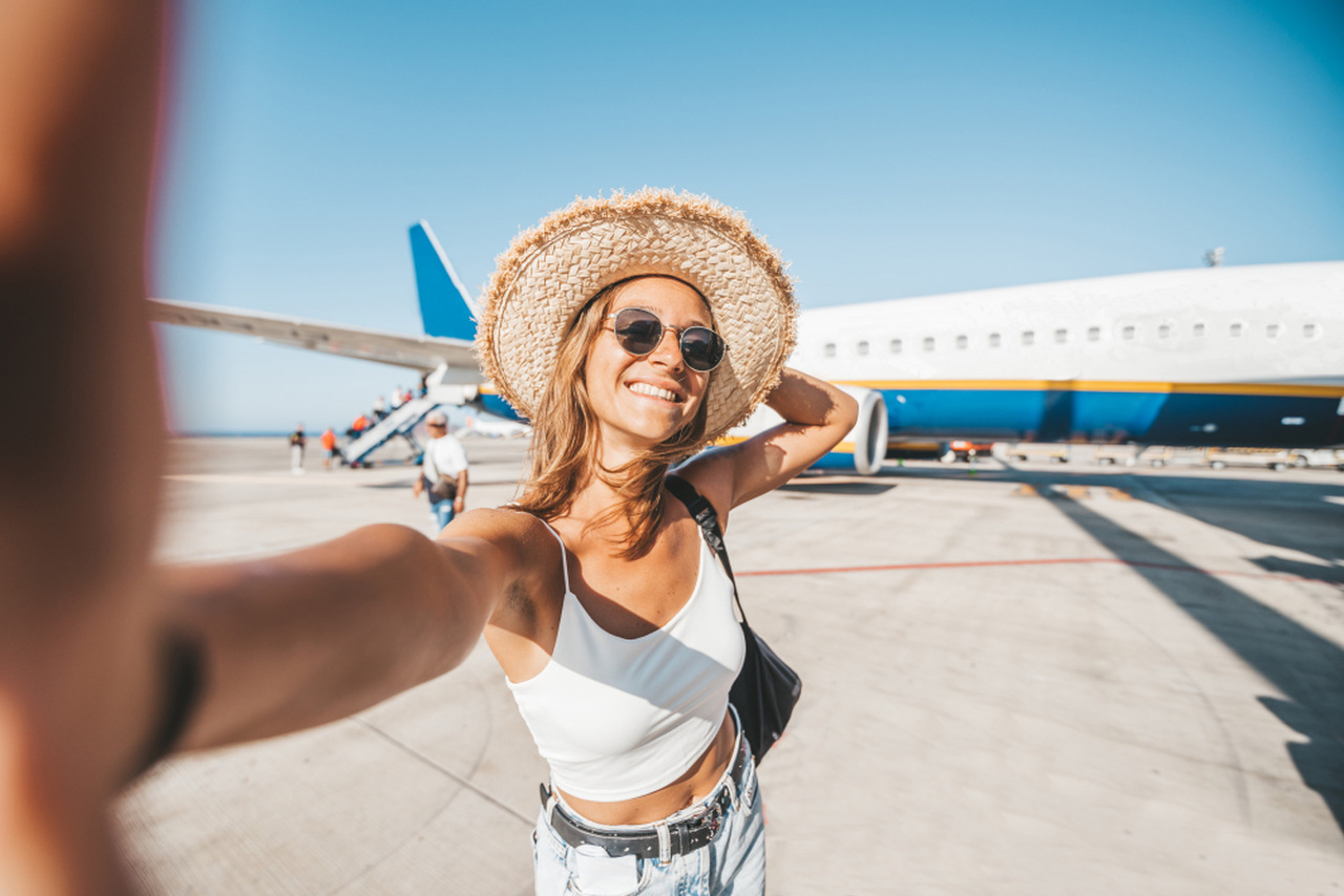 Wie kleidet man sich im Sommer für das Flugzeug? Tipps für Urlaubsreisende